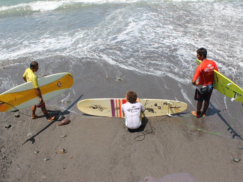 Young surfers from various countries come to El Tunco beach in search of the best waves. (Gloria Cañas / ISH)