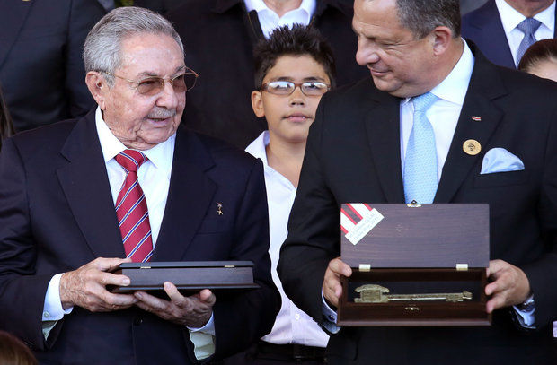 The President of Cuba, Raul Castro and Costa Rican president, Luis Guillermo Solis, during Castro's visit to Costa Rica in January 2015 for the CELAC summit. (Archive)