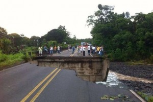 This section of bridge which crosses the Parismina River collapsed on Wednesday. (Photo courtesy of MOPT).