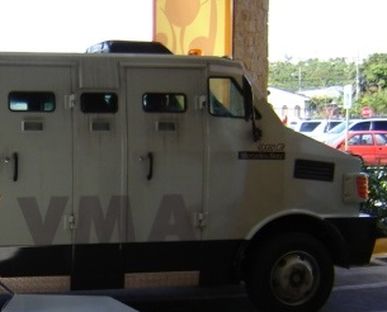 Attackers opened fire on armored vehicles belonging to VMA Valores, like the one pictured above. (Archive).