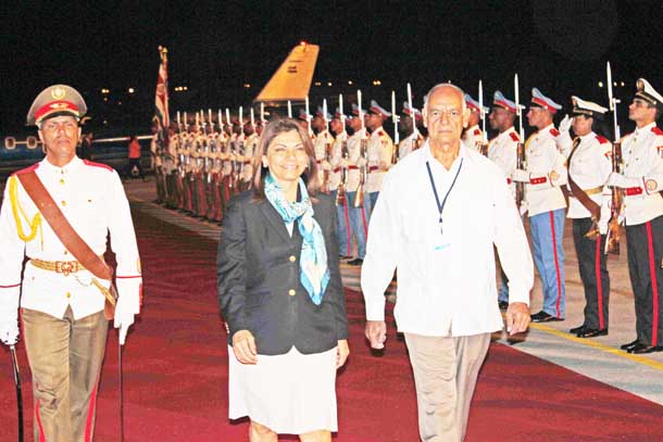 President Laura Chinchilla was greeted by an honor guard upon her arrival in Cuba. (Photo courtesy of Casa Presidencial)