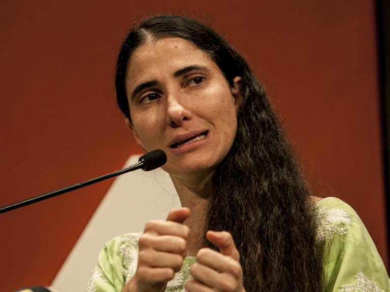 COLOMBIA, Cartagena : Cuban blogger Yoani Sanchez takes part in a conference during the annual Hay Festival, in Cartagena de Indias on January 31, 2014. AFP PHOTO/STR