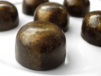 English: lemon-dark chocolate praline