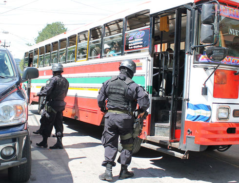 The Salvadoran Police’s Anti-Gang Division (DAP) intercepted a Route 79 bus last November in the municipality of Colón in the department of La Libertad after the driver used a panic button to activate the vehicle’s silent alarm. (Gloria Cañas / ISH)