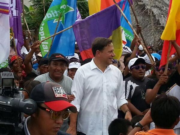 Juan Carlos Varela flanked by supports on April 30th.  (Twitter / @JC_Varela)