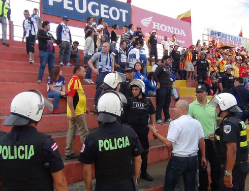 A soccer match between Costa Rica’s Liga Deportiva Alajuelense and Club Sport Cartaginés was suspended on Feb. 16 because of fighting between the teams’ barras (soccer hooligans). Fifty-four fans were arrested because of the fracas, according to officials. (Courtesy Manuel Sancho / ISH)