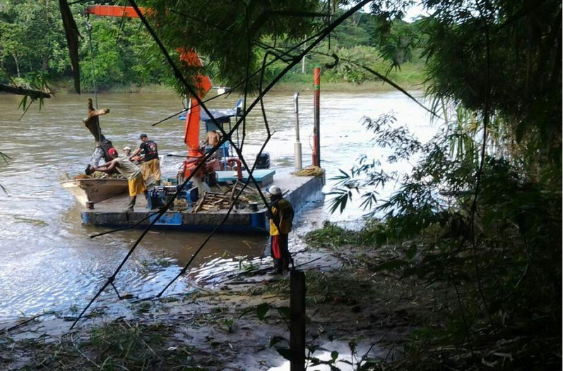A Nicaraguan vessel is seen near the Costa Rican bank of the Rio San Juan. (Foreign Ministry photo)