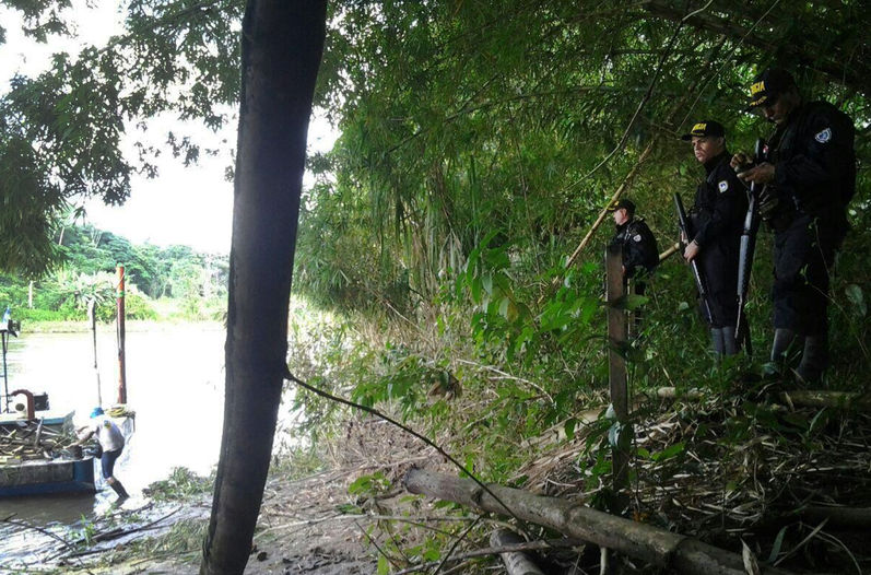 Costa Rican police guard their side of the border. (Foreign Ministry photo)