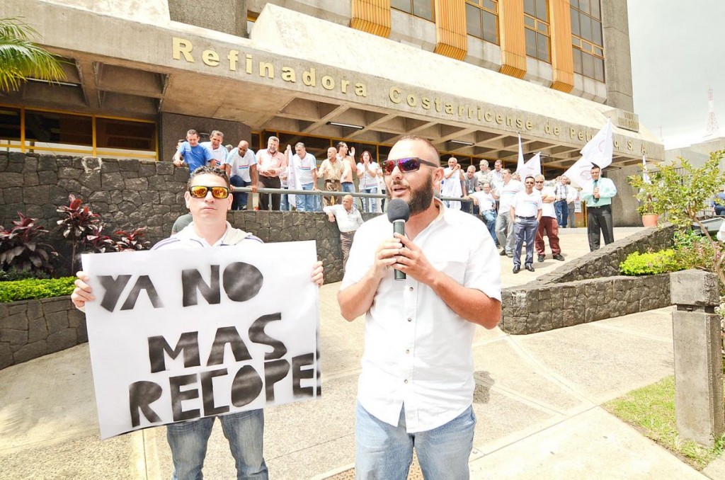 Protestors picketed RECOPE headquarters on Wednesday. (Ariel Carcas / Facebook)
