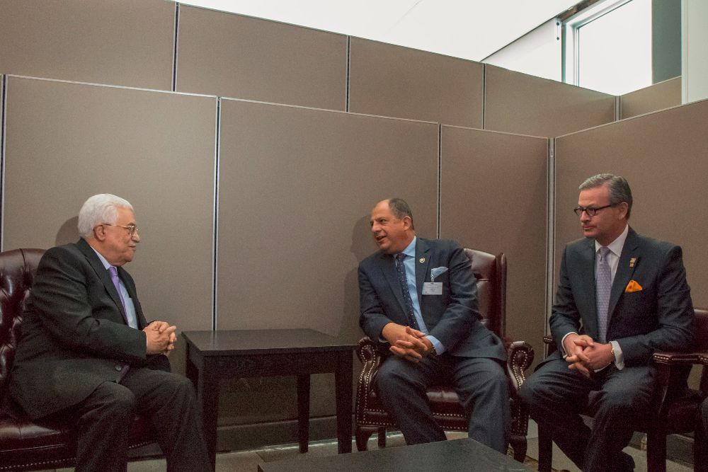 Costa Rican President, Luis Guillermo Solis met with Palestinian leader, Mahmoud Abbas on Monday. (Photo: Presidential Press Office)