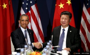 U.S. President Barack Obama shakes hands with Chinese President Xi Jinping during their meeting at the start of the climate summit in Paris November 30, 2015.  REUTERS/Kevin Lamarque