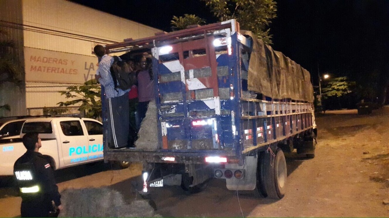 Costa Rica law enforcement officers detained 51 illegal migrants from various countries that were traveling in a truck near the Caña Blanca bridge in Jaco shortly before 3 a.m. on Wednesday. (MSP photo)