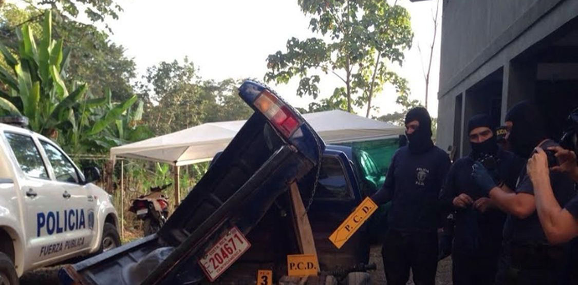 Agents of the Drug Control Police (PCD) discovered 100 kilos of cocaine hidden under bed of a pickup driven by a fellow officer of the Fuerza Publica. (MSP photo)
